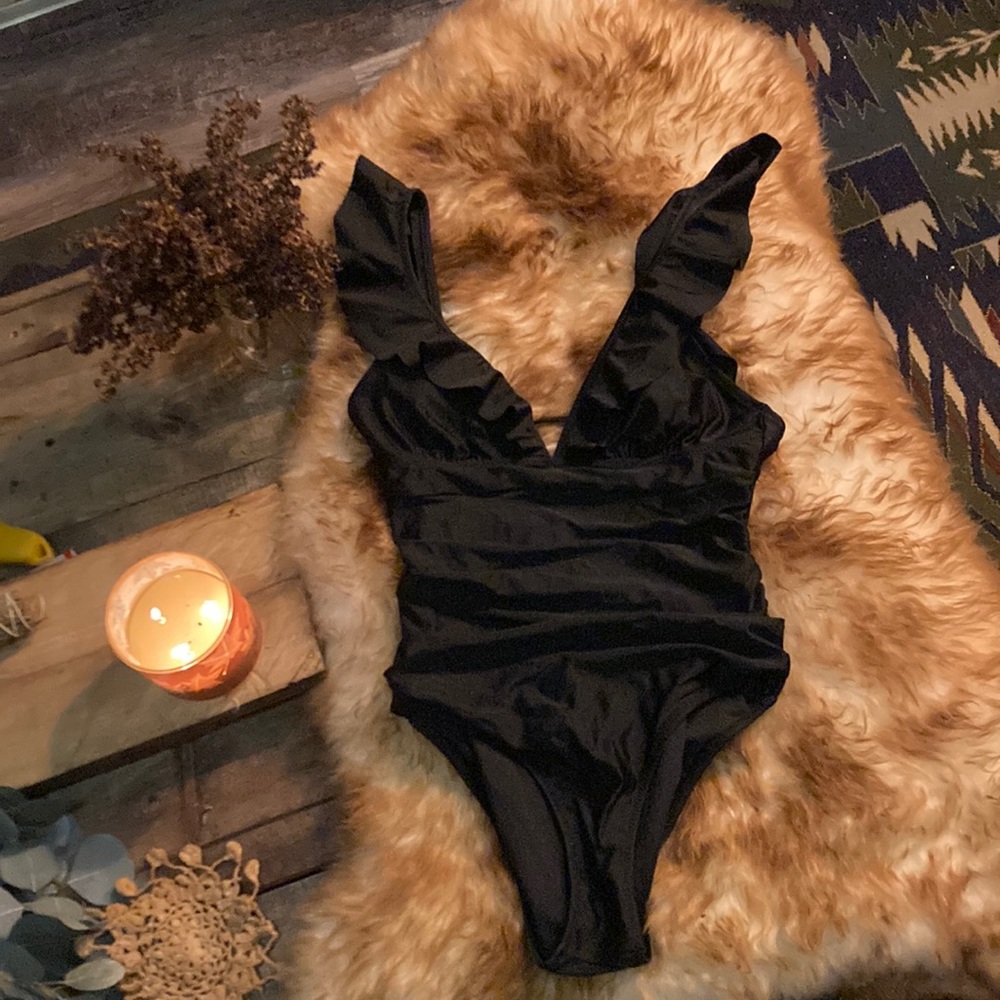 CUPSHE RUFFLED ONE PIECE (TUMMY CONTROL)